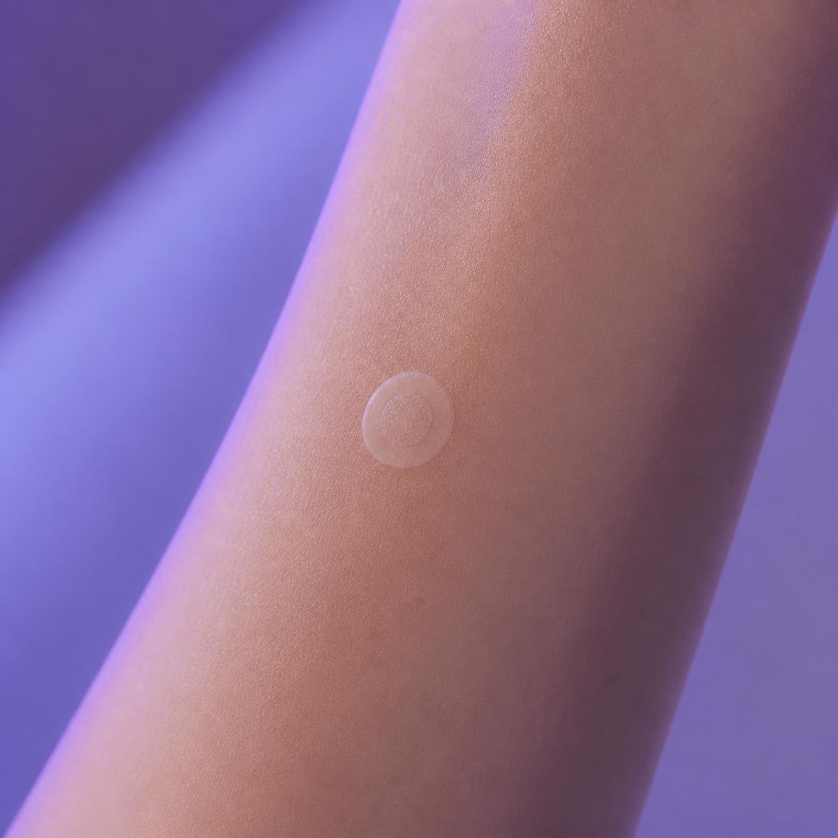 Nahaufnahme eines dünnen, transparenten Thinveil Patches auf der Haut am Arm